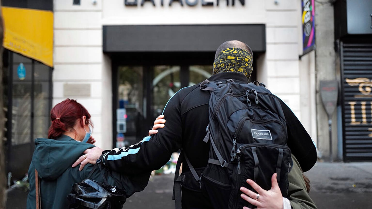 Des proches de victimes devant le Bataclan le 13 novembre 2020