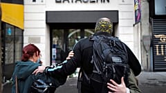Angehörige trauern vor dem Bataclan-Konzertsaal in Paris