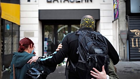 Angehörige trauern vor dem Bataclan-Konzertsaal in Paris