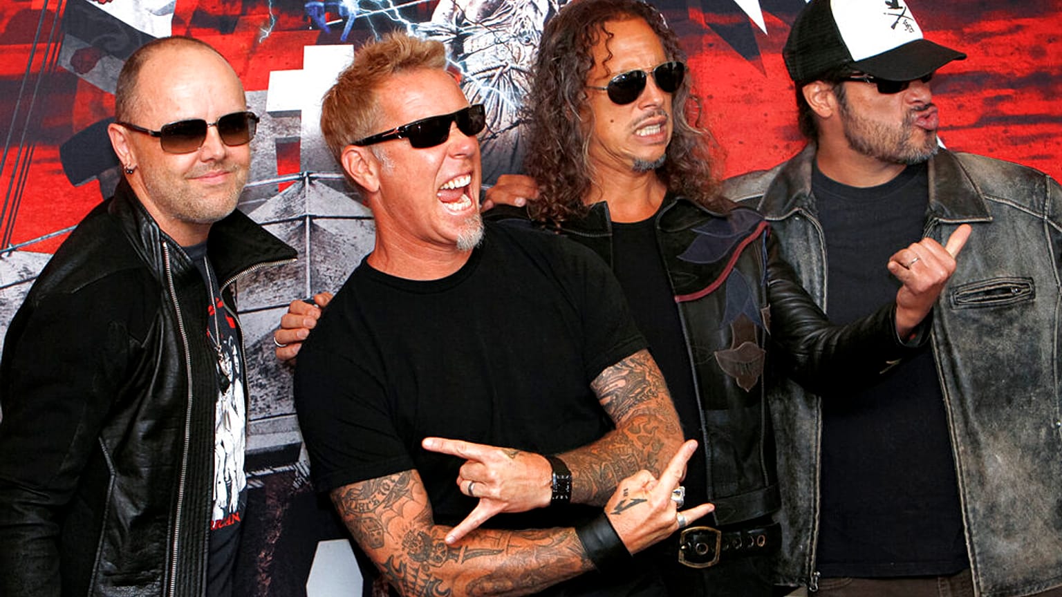 Soldan sağa Metallica grubunun üyeleri Lars Ulrich, James Hetfield, Kirk Hammett ve Robert Trujillo. Meksika turundan bir kare (2019).