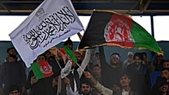 Kabil'de kriket maçında Afganistan ile Taliban bayrakları yan yana