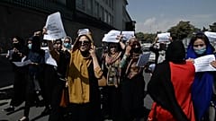 No Comment | Con el rostro descubierto y en tacones, las afganas protestan en Kabul 