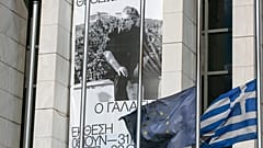 Eine griechische und eine EU-Flagge auf Halbmast