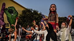 Una marioneta gigante para concienciar sobre la crisis de los refugiados