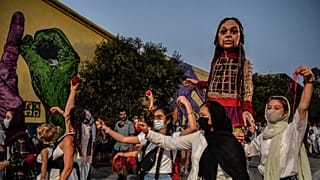 Una marioneta gigante para concienciar sobre la crisis de los refugiados