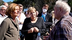 Ангела Меркель общается с жителями Альтенар, одной из наиболее пострадавших от наводнений коммун, 3 сентября 2021 г. 