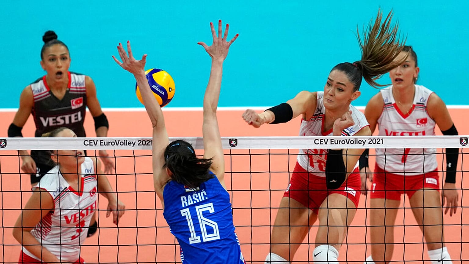 Türkiye A Milli Kadın Voleybol Takımı, 2021 Avrupa Şampiyonası'nda yarı finalde kaybetti.