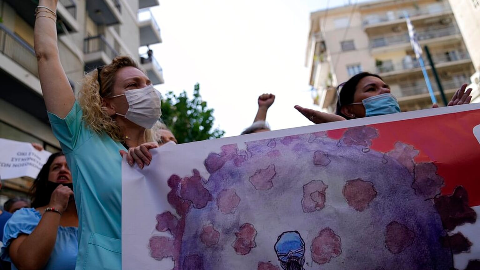 Yunanistan'da hükümetin Covid-19'a karşı aşılamayı tüm sağlık çalışanları için zorunlu hale getirme kararı protesto edildi. 26 Ağustos 2021