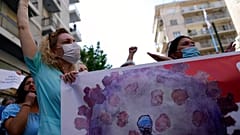 Yunanistan'da hükümetin Covid-19'a karşı aşılamayı tüm sağlık çalışanları için zorunlu hale getirme kararı protesto edildi. 26 Ağustos 2021