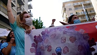 Yunanistan'da hükümetin Covid-19'a karşı aşılamayı tüm sağlık çalışanları için zorunlu hale getirme kararı protesto edildi. 26 Ağustos 2021