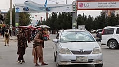 Iszlamista tálib fegyveresek őrködnek a kabuli Hamid Karzai Nemzetközi Repülőtér előtt