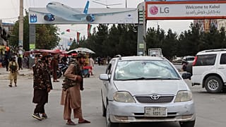 Iszlamista tálib fegyveresek őrködnek a kabuli Hamid Karzai Nemzetközi Repülőtér előtt