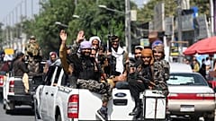 Taliban üyeleri Kabil'de devriye gezerken