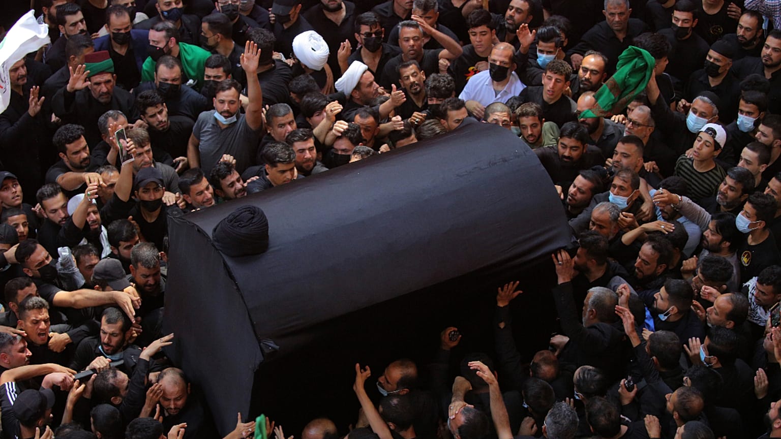 تشييع جثمان محمد سعيد الحكيم في كربلاء