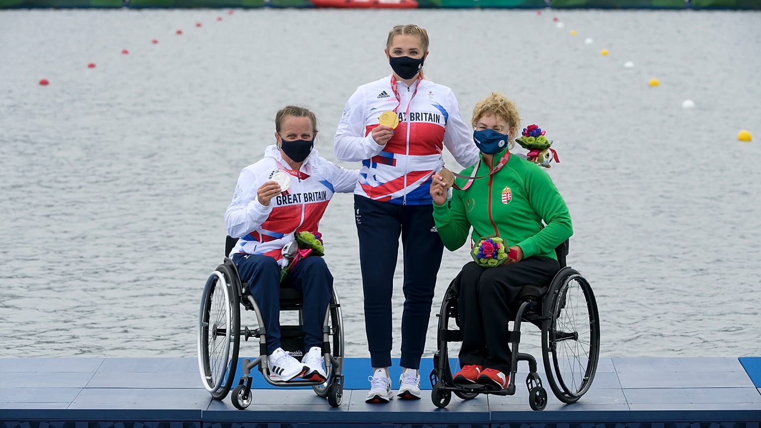 A győztes brit Charlotte Henshaw és honfitársa, a második helyezett Emma Wiggs, valamint a bronzérmes Varga Katalin