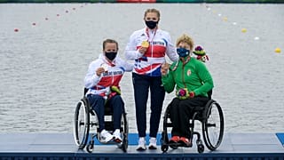 A győztes brit Charlotte Henshaw és honfitársa, a második helyezett Emma Wiggs, valamint a bronzérmes Varga Katalin