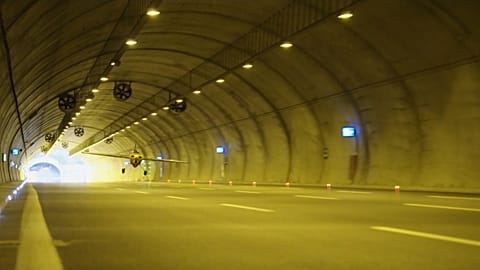 Мировая премьера: на самолете в туннеле со скоростью 245 км/ч