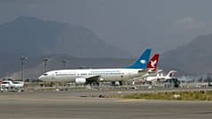 ARCHIVO- En esta foto del 31 de agosto de 2021, aviones aparcados en la pista del aeropuerto internacional Hamid Karzai tras la retirada del ejército estadounidense, en Kabul.