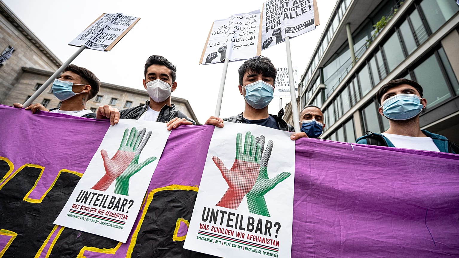 Al menos diez mil personas asisten a una manifestación de la Alianza Indivisible con el lema "Por una sociedad abierta y solidaria", en Berlín, el 4 de septiembre de 2021. 