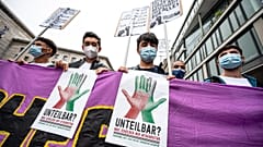 Al menos diez mil personas asisten a una manifestación de la Alianza Indivisible con el lema "Por una sociedad abierta y solidaria", en Berlín, el 4 de septiembre de 2021. 