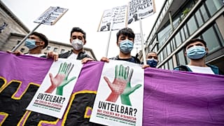 Al menos diez mil personas asisten a una manifestación de la Alianza Indivisible con el lema "Por una sociedad abierta y solidaria", en Berlín, el 4 de septiembre de 2021.
