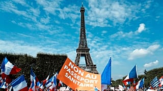 A kötelező védőoltás és a védettségi igazolvány ellen tiltakoztak Franciaországban