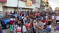 Una nueva caravana de migrantes centroamericanos sale de Tapachula, México
