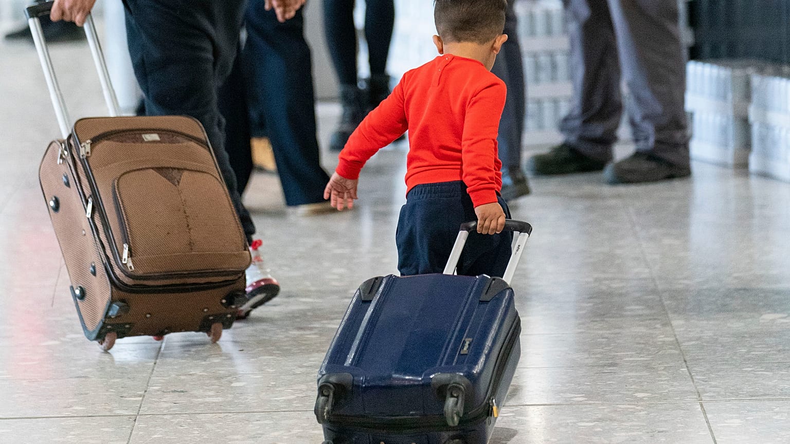 Illustration - Un jeune réfugié afghan à l'aéroport londonien d'Heathrow le 26 août 2021