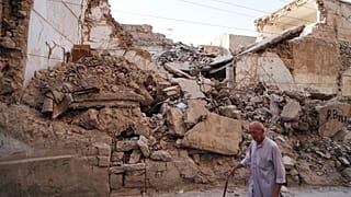Musul'da çatışmalarda yıkılmış bir bina