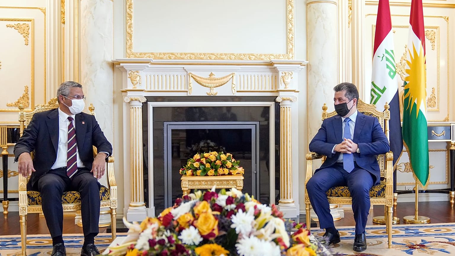 CHP Genel Başkan Yardımcısı Oğuz Kaan Salıcı (solda) başkanlığındaki parti heyeti, IKBY Başbakanı Mesrur Barzani (sağda) 