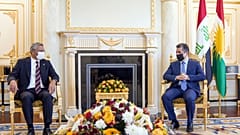 CHP Genel Başkan Yardımcısı Oğuz Kaan Salıcı (solda) başkanlığındaki parti heyeti, IKBY Başbakanı Mesrur Barzani (sağda) 