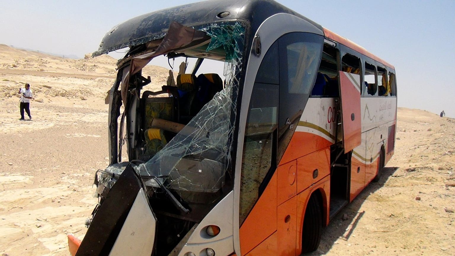 صورة أرشيفية تعود لعام 2012 لحافلة محطمة بعد حادث مميت بالقرب من الغردقة