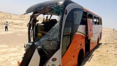 صورة أرشيفية تعود لعام 2012 لحافلة محطمة بعد حادث مميت بالقرب من الغردقة