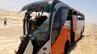 صورة أرشيفية تعود لعام 2012 لحافلة محطمة بعد حادث مميت بالقرب من الغردقة