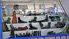 متجر لبيع الأسلحة في قندهار