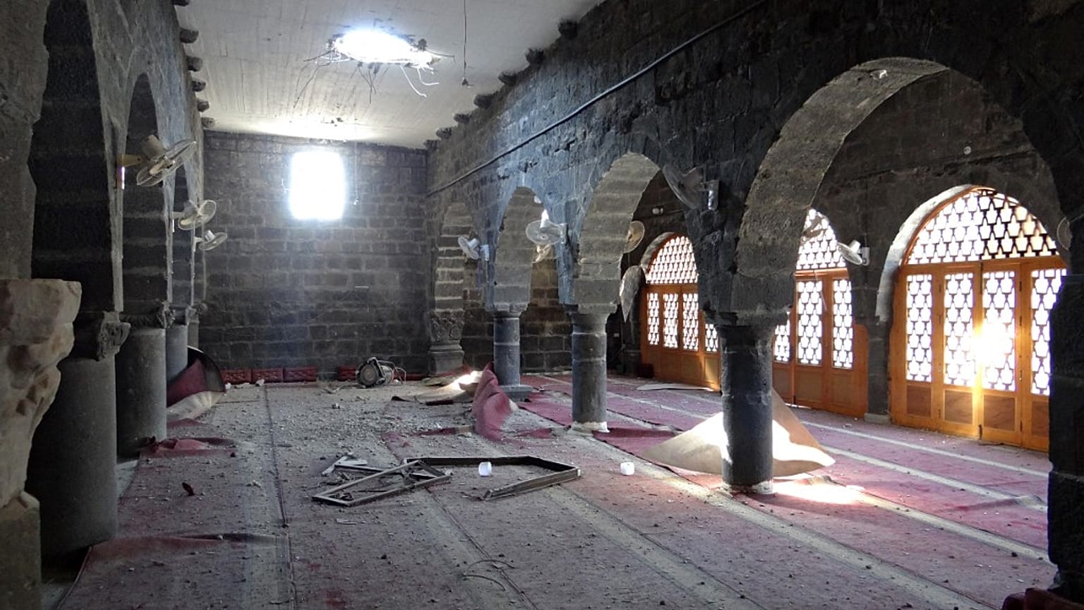 Dera el-Beled mahallesinde Suriye ordusunun saldırısı sonucu Omari Camiinde oluşan hasar