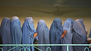 طالبان تسمح للإناث بارتياد الجامعات.. الشرط؟ عباءة ونقاب وصفوف منفصلة