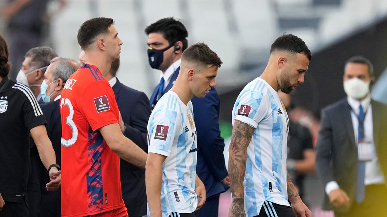 Emiliano Martinez, Lo Celso e o benfiquista Otamendi abandonam o relvado