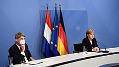 صورة من الارشيف -  المستشارة الألمانية أنغيلا ميركل ومستشار السياسة الخارجية يان هيكر- ألمانيا 5 مايو 2021