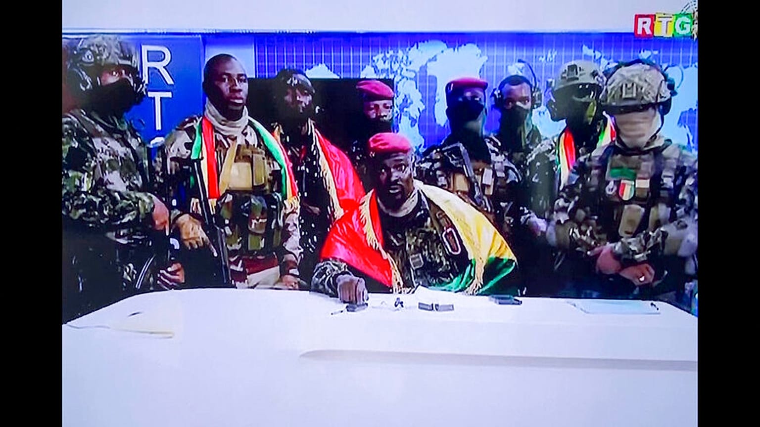 Guinée : les militaires prennent le pouvoir et décident de dissoudre la Constitution