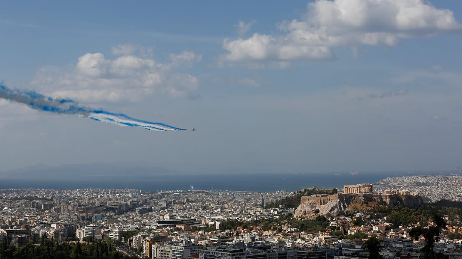 Διέλευση των γαλλικών μαχητικών Rafale πάνω από την Ακρόπολη