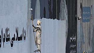 Taliban başkent Kabil'deki duvar resimlerini siliyor