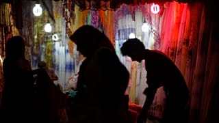 Uygur Özerk Bölgesi'nde bir tekstil dükkanı