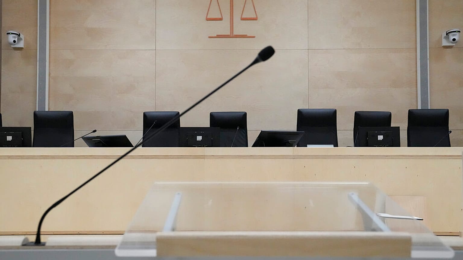 Le micro devant la Cour d'assises spéciale de Paris  (2 september 2001)