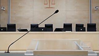 Le micro devant la Cour d'assises spéciale de Paris  (2 september 2001)