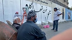 مقاتلو طالبان يغطون الروسومات الفنية الجدارية في كابول
