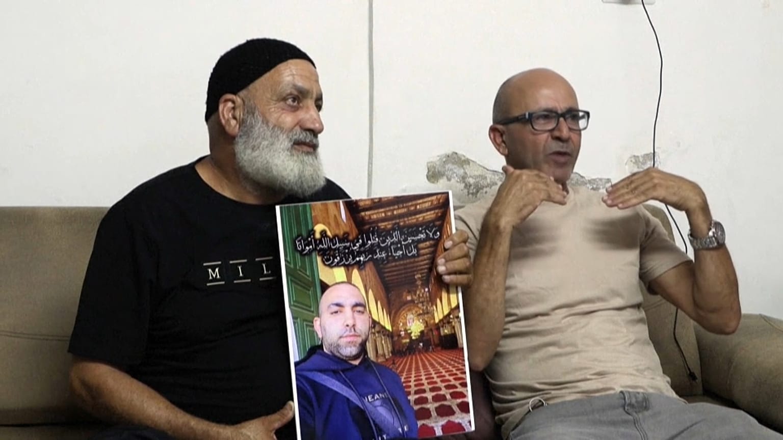 الفلسطيني مالك حسونة وإلى جانبه اليهودي ايفي في دار حسونة. 2021/08/18