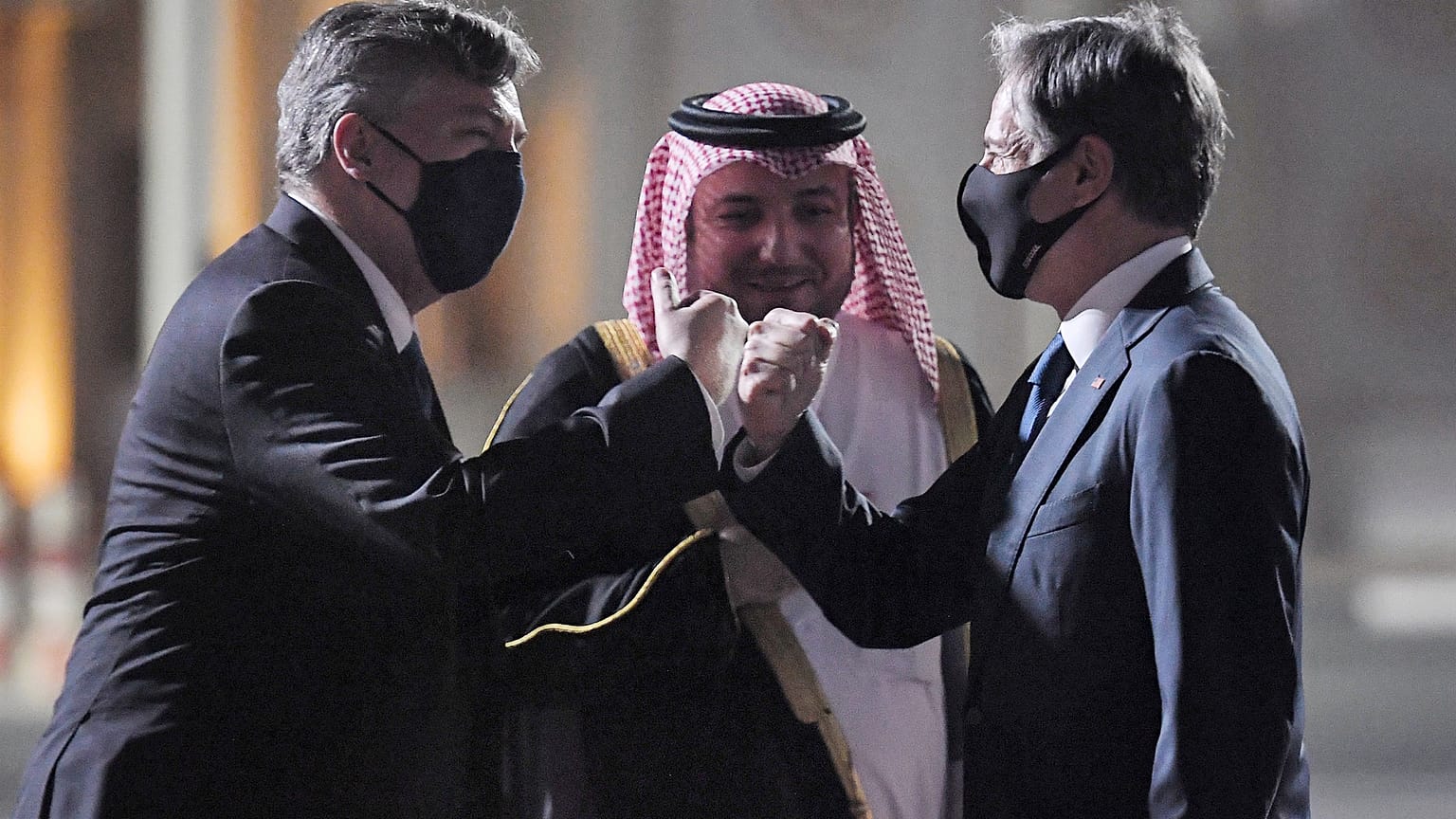 وزير الخارجية الأمريكي أنطوني بلينكن رفقة السفير جون ديسروشر و إبراهيم فخرو، مدير البروتوكول بوزارة الخارجية في مطار الدوحة القديم.