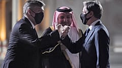 وزير الخارجية الأمريكي أنطوني بلينكن رفقة السفير جون ديسروشر و إبراهيم فخرو، مدير البروتوكول بوزارة الخارجية في مطار الدوحة القديم.