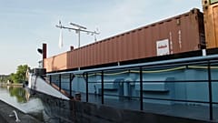 Binnenschiff mit Strom